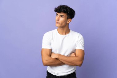 Arjantinli genç adam arka planda izole edilmiş.