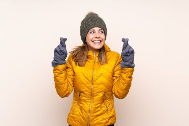 Kış şapkalı kadın izole arka planda parmakları çapraz