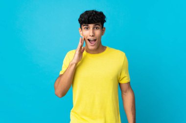 Arjantinli genç adam şaşırmış ve şok olmuş bir yüz ifadesiyle arka planda izole edilmiş.