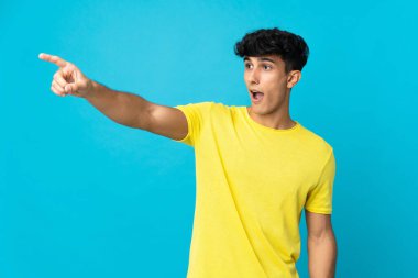 Arjantinli genç adam arka planda izole edilmiş.