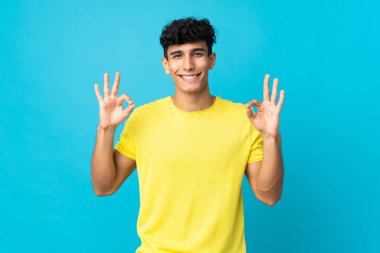 Arjantinli genç bir adam zen pozuyla izole edilmiş.