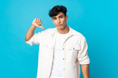 Arjantinli genç adam arka planda izole edildi.