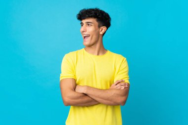 Arjantinli genç adam mutlu ve gülümsüyor.