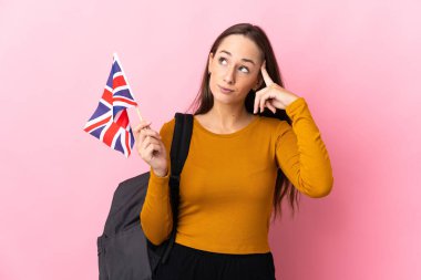 Birleşik Krallık bayrağını tutan genç İspanyol kadının şüpheleri ve düşünceleri var.