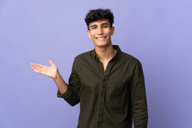 Arka planda izole edilmiş genç Arjantinli bir adam, bir ilan vermek için...