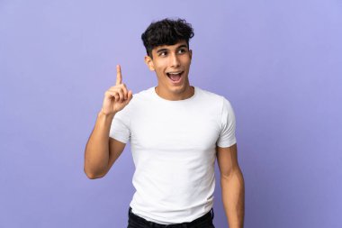 Arjantinli genç bir adam arka planda izole edilmiş bir şekilde parmağını kaldırarak çözümü anlamaya çalışıyor.