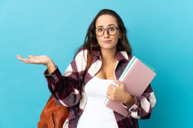 Tecrit edilmiş genç bir bayan öğrencinin el kaldırırken şüpheleri var.