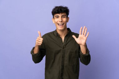 Arjantinli genç adam arka planda izole edilmiş. Parmakları olan altı kişi.