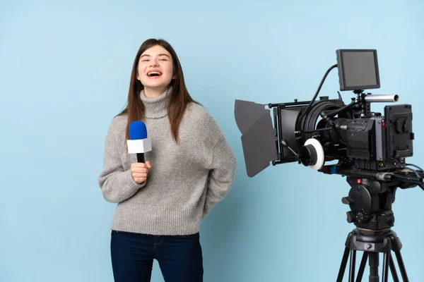 Jeune Journaliste Tenant Microphone Rapportant Des Nouvelles Avec Expression Faciale — Photo