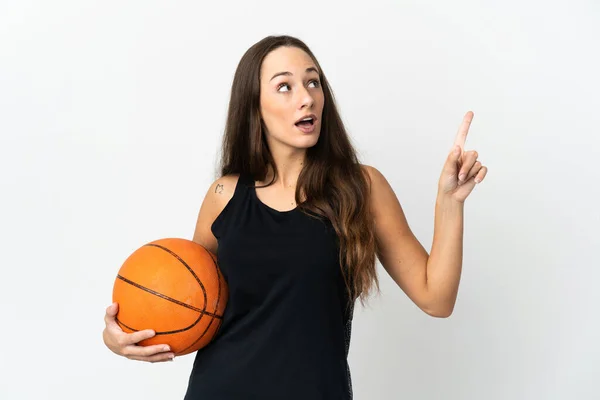 Mujer Hispana Joven Sobre Fondo Blanco Aislado Jugando Baloncesto Teniendo — Foto de Stock