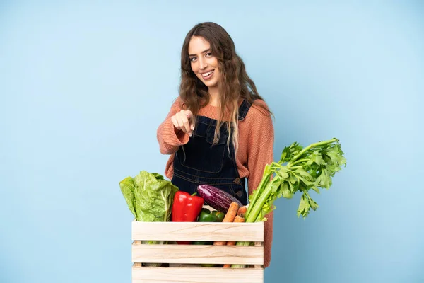 Farmer Świeżo Zebrane Warzywa Polu Wskazuje Palcem Ciebie Pewnym Wyrażeniem — Zdjęcie stockowe