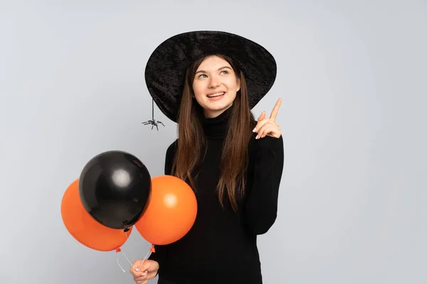 Joven Bruja Sosteniendo Globos Aire Negro Naranja Apuntando Una Gran — Foto de Stock