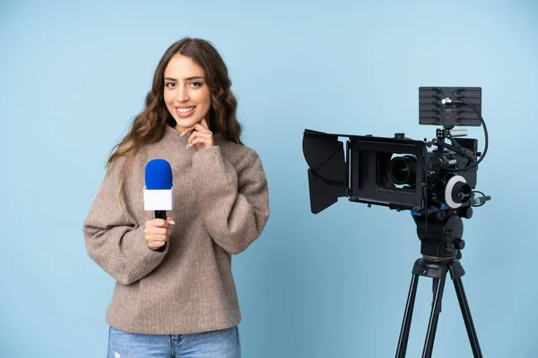 Junge Reporterin Hält Mikrofon Der Hand Und Berichtet Lachend Über — Stockfoto