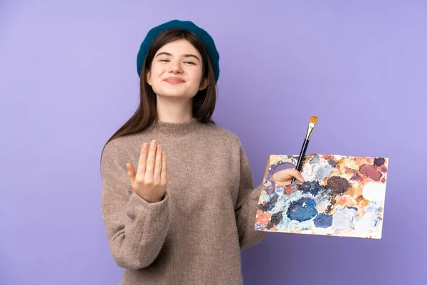 Ukraińska Młoda Artystka Trzyma Paletę Odizolowanym Fioletowym Tle Zapraszając Ręki — Zdjęcie stockowe