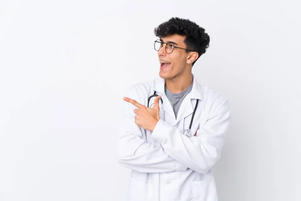 Jovem Argentino Homem Sobre Isolado Fundo Branco Vestindo Vestido Médico — Fotografia de Stock