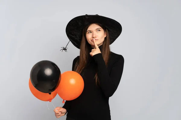 Joven Bruja Sosteniendo Globos Aire Negro Naranja Teniendo Dudas Mientras — Foto de Stock