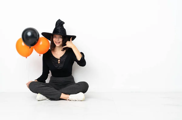 Joven Bruja Sosteniendo Globos Aire Negro Naranja Sentada Suelo Haciendo —  Fotos de Stock