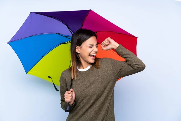 Jeune Femme Brune Tenant Parapluie Sur Mur Bleu Isolé Célébrant — Photo