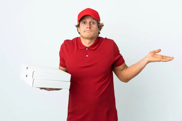 Homem Entrega Pizza Sobre Fundo Branco Isolado Com Dúvidas Levantar — Fotografia de Stock
