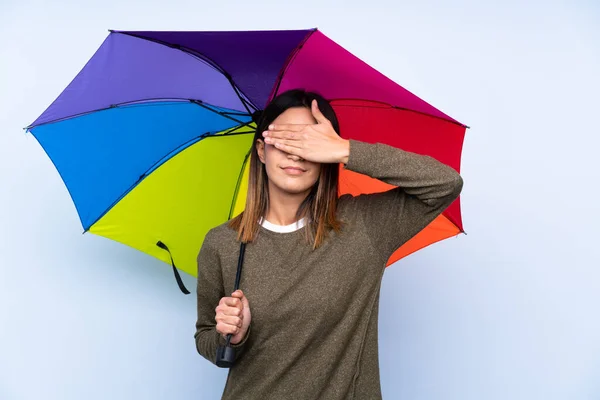 Jeune Femme Brune Tenant Parapluie Sur Mur Bleu Isolé Couvrant — Photo