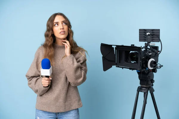 Reporter Ung Kvinna Som Håller Mikrofon Och Rapporterar Nyheter Tänkande — Stockfoto