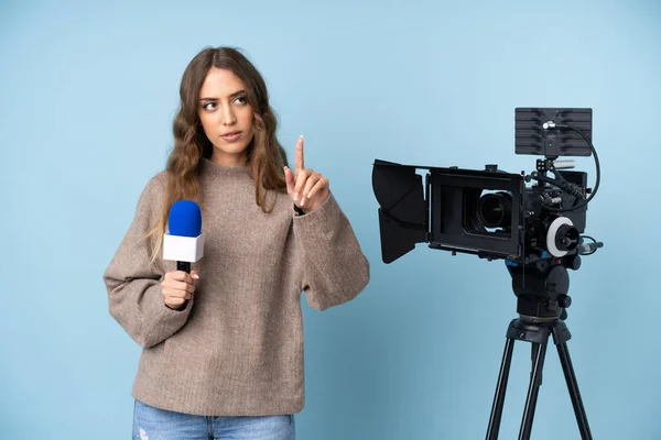 Reporterka Młoda Kobieta Trzyma Mikrofon Raportuje Wiadomości Dotykając Przezroczystym Ekranie — Zdjęcie stockowe
