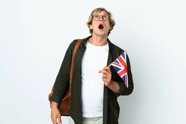 Mladá Angličanka Držící Vlajku Spojeného Království Vzhlížející Překvapeným Výrazem — Stock fotografie
