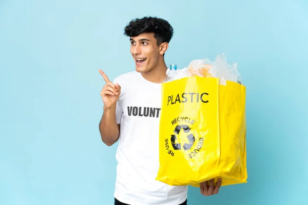 Joven Argentino Sosteniendo Una Bolsa Llena Plástico Con Intención Realizar — Foto de Stock