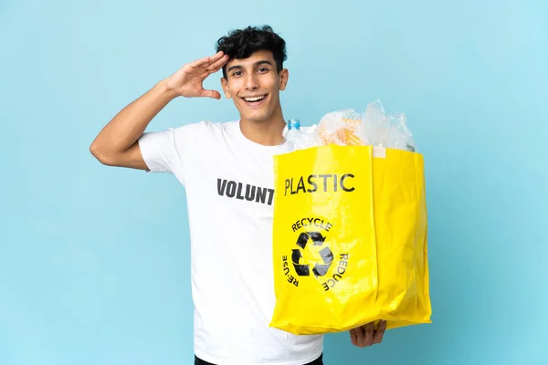 Joven Argentino Sosteniendo Una Bolsa Llena Plástico Con Expresión Sorpresa — Foto de Stock