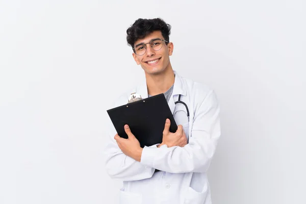Młody Argentyńczyk Białym Tle Noszący Szlafrok Lekarski Trzymający Teczkę — Zdjęcie stockowe