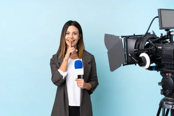 Egy Riporter Mikrofont Tart Híreket Közöl Elszigetelt Kék Háttérrel Csendben — Stock Fotó