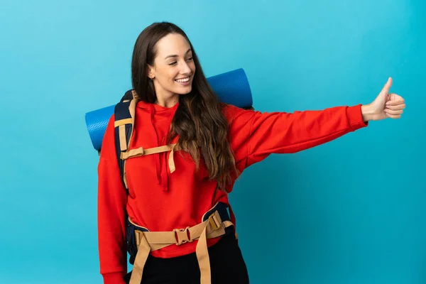 Mujer Montañista Con Una Gran Mochila Sobre Fondo Aislado Dando —  Fotos de Stock