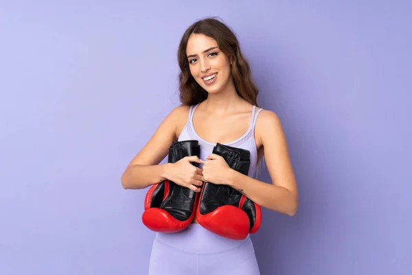 Mujer Deportiva Joven Sobre Fondo Púrpura Aislado Con Guantes Boxeo —  Fotos de Stock