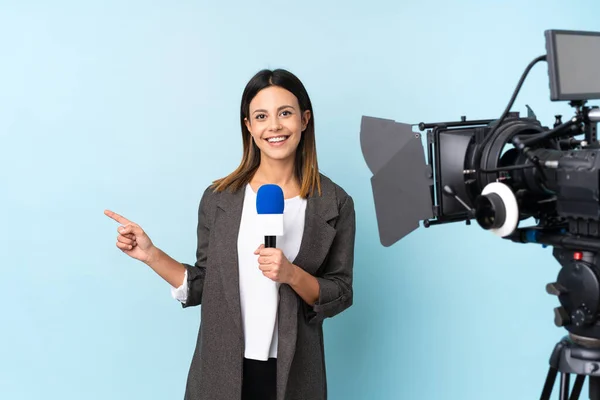 Wartawan Wanita Memegang Mikrofon Dan Melaporkan Berita Atas Terisolasi Biru — Stok Foto