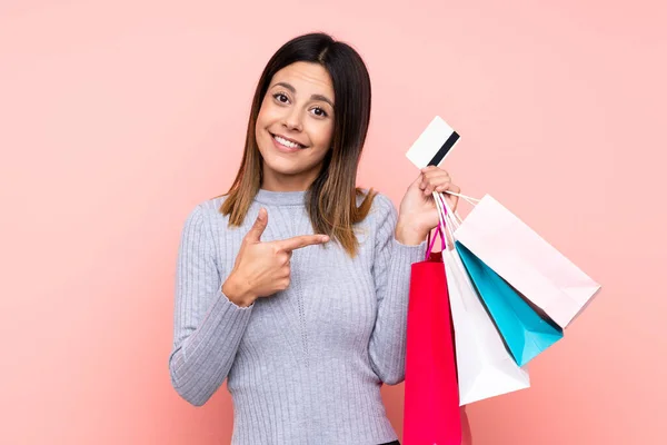 Mujer Sobre Fondo Rosa Aislado Sosteniendo Bolsas Compras Una Tarjeta —  Fotos de Stock