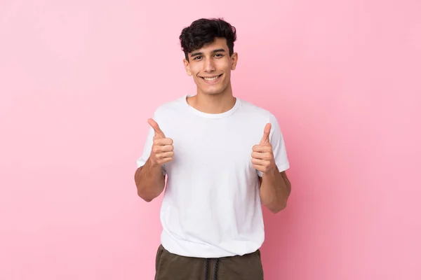 Молодой Аргентинский Мужчина Изолированном Розовом Фоне Показывает Большой Палец Вверх — стоковое фото