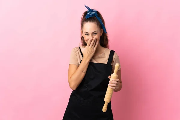 Jeune Femme Tenant Rouleau Pâtisserie Heureux Souriant Couvrant Bouche Avec — Photo