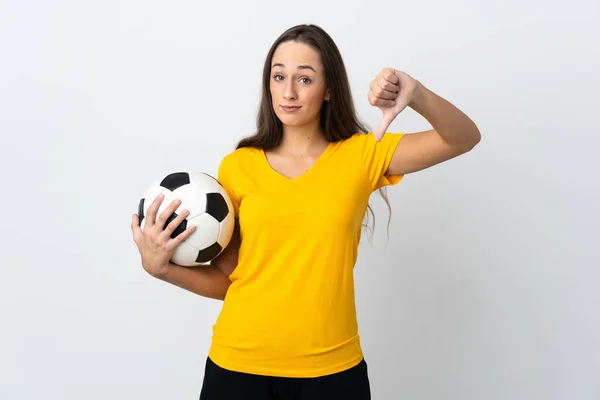 Молодая Женщина Футболист Изолированном Белом Фоне Показывает Большой Палец Вниз — стоковое фото