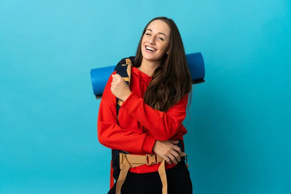 Mulher Montanhista Com Uma Grande Mochila Sobre Fundo Isolado Celebrando — Fotografia de Stock