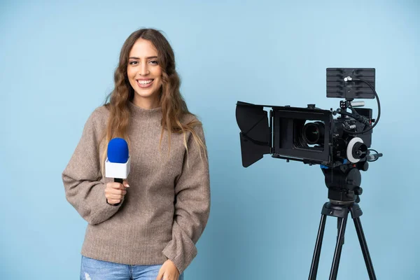 Repórter Jovem Segurando Microfone Relatando Notícias Aplaudindo — Fotografia de Stock