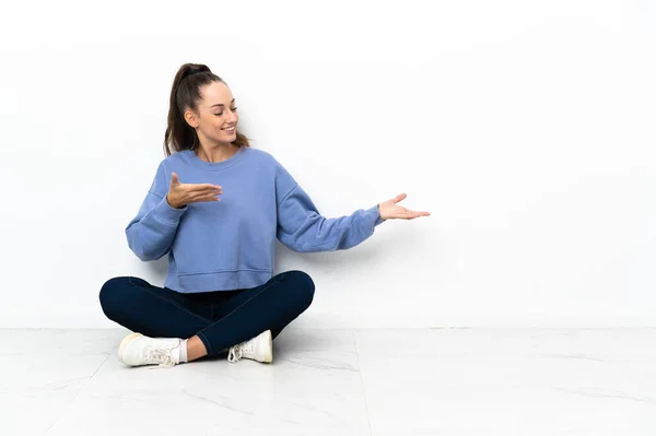 Jeune Femme Assise Sur Sol Étendant Les Mains Sur Côté — Photo