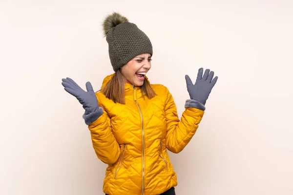 Mulher Com Chapéu Inverno Sobre Fundo Isolado Com Expressão Facial — Fotografia de Stock