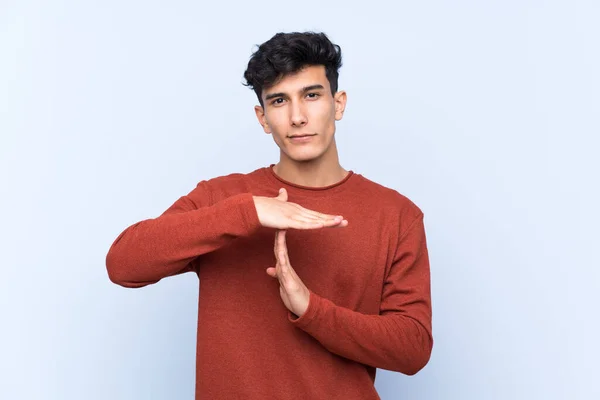 Ung Argentinsk Man Över Isolerad Blå Bakgrund Gör Time Out — Stockfoto