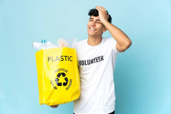 Молодий Аргентинський Чоловік Тримає Повний Пакет Пластикової Посмішки — стокове фото