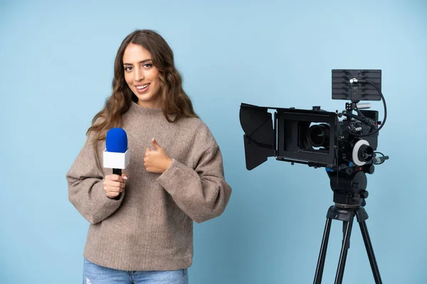 Journaliste Jeune Femme Tenant Microphone Rapportant Des Nouvelles Donnant Pouce — Photo