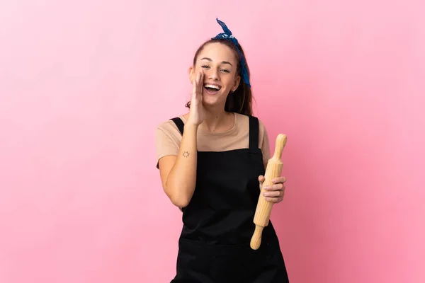 Jeune Femme Tenant Rouleau Pâtisserie Criant Avec Bouche Grande Ouverte — Photo