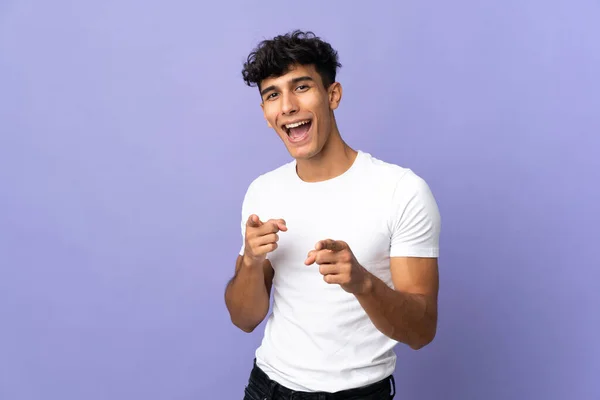 Jovem Argentino Isolado Fundo Surpreso Apontando Frente — Fotografia de Stock