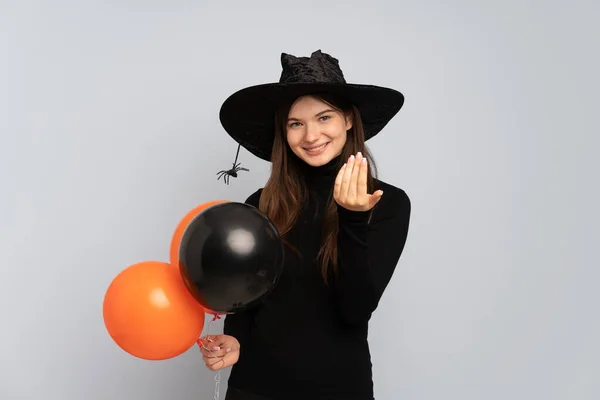 黒とオレンジの気球を手で来て招待を保持若い魔女 来てくれて嬉しい — ストック写真