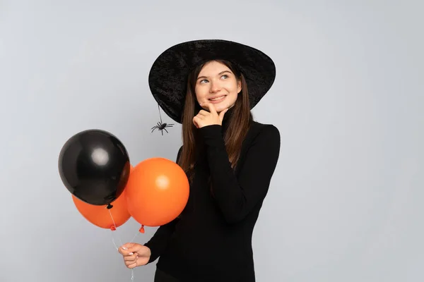 Joven Bruja Sosteniendo Globos Aire Negro Naranja Mirando Hacia Lado — Foto de Stock