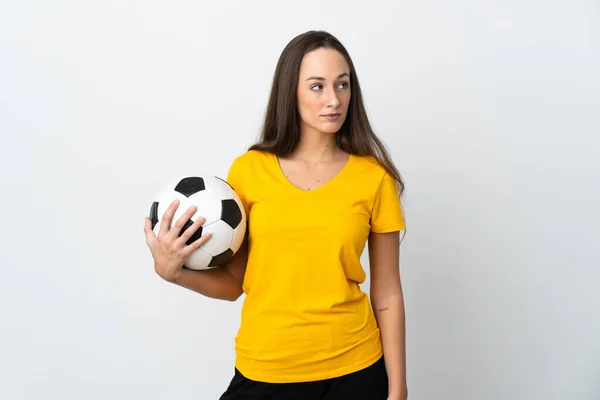 Νεαρή Γυναίκα Ποδοσφαιριστής Πάνω Από Απομονωμένο Λευκό Φόντο Κοιτάζοντας Στο — Φωτογραφία Αρχείου